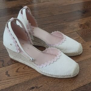 NEW Kate Spade Cream Canvas Espadrille Wedges Scalloped Leather Trim Size 7